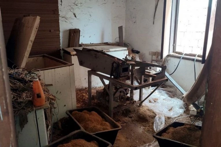 UKP UPAO ŽENI U ŠUPU, A U NJOJ BALE DUVANA: Razradila čitav biznis, oštetila budžet Srbije za 13 miliona dinara (FOTO)