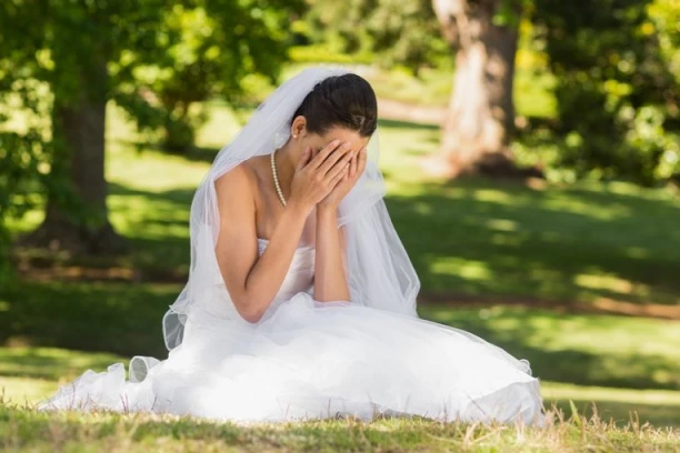 UŽASNUTA MLADA MOLILA GA JE DA NE RADI SAMO JEDNO NA VENČANJU: Mladoženju nije bilo briga, a kada je pobegla svi su je nagovarali da se vrati - već je bilo kasno, SPAKOVALA SE I OTIŠLA