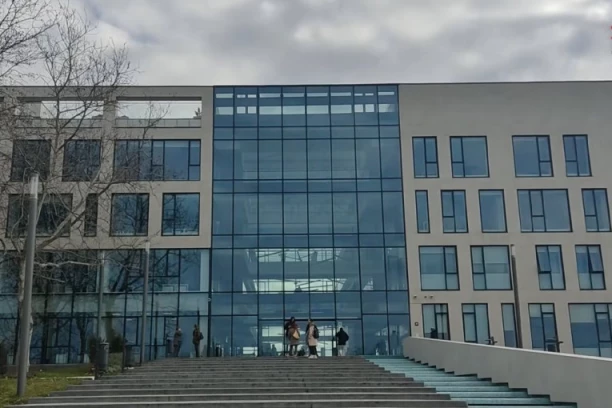LAŽNA DOJAVA O BOMBI NA RTV: Policajci prečešljali zgradu i nisu ništa našli