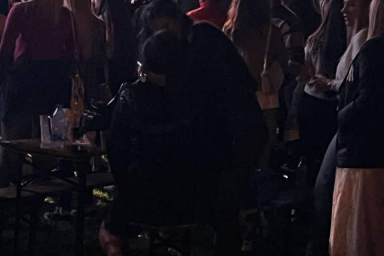 Dario Prpić se ljubi sa devojkom