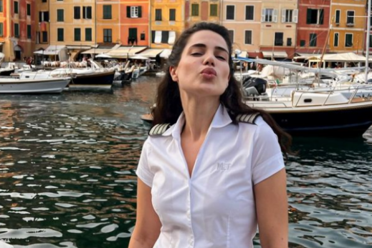 Maja Bučanin u odelu za stjuardese