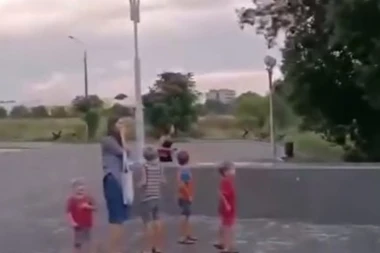 MAJKA I DECA VRIŠTE DOK IM RAKETA LETI IZNAD GLAVA: Dramatičan snimak ruskog udara na Zaporožje USLEDILA JE STRAVIČNA EKSPLOZIJA (VIDEO)