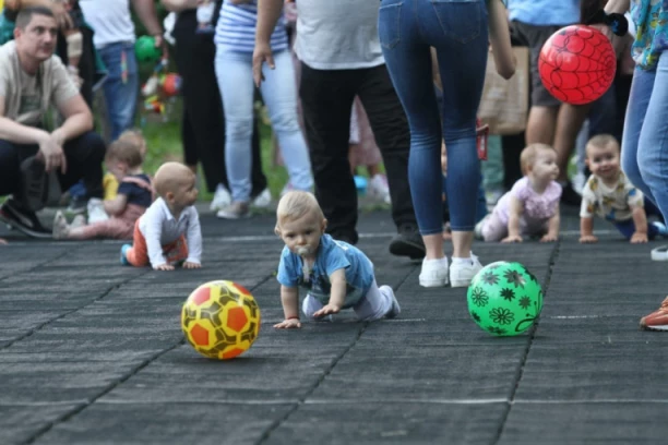 Sve novorođene bebe u Valjevu dobijaju bebi hranilice!