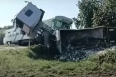 TEŠKA NESREĆA U POLJSKOJ: Voz SAMLEO kamion na prelazu, povređene 22 osobe (UZNEMIRUJUĆI VIDEO)