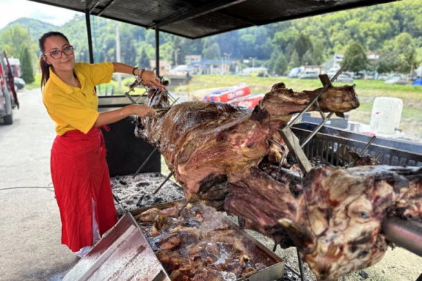 VOLA OD 600 KILOGRAMA OVA DAMA OBRĆE SAMA: Sanja je jedina žena u Srbiji koja peče bika na ražnju i ponovo je oduševila sve u Guči!
