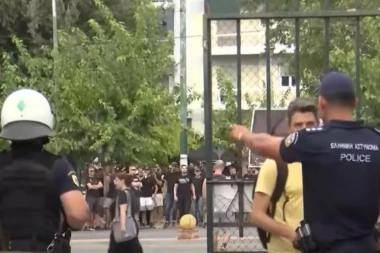 HAOS U ATINI: Dok su hrvatski huligani davali izjave, ispred suda IZBILI NEREDI (VIDEO)
