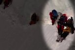 NA VRHU SVETA OSTAVLJEN DA UMRE SAM: Planinar stradao tokom ekspedicije, samo se SRUŠIO, alpinisti ga preskakali! (VIDEO)