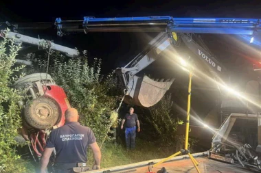 JEZIVE SLIKE SA MESTA NESREĆE U GROCKOJ! Muškarac sa traktorom upao u bunar, nije mu bilo spasa! (FOTO)