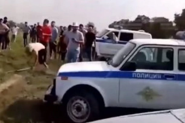 DVA RUSKA SELA ZARATILA ZBOG MUZIKE NA SVADBI: Zakazali bitku na pustoj livadi, došli sa sekirama i motkama, OPŠTI HAOS, ima i povređenih! (VIDEO)