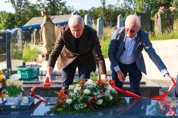 ODALI POČAST: Zvezdina delegacija IZRAZILA POŠTOVANJE!