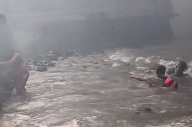 STRAVIČAN SNIMAK SA HAVAJA, KAO DA JE DOŠAO SMAK SVETA: Roditelji sa malom decom se od vatre i smrti spašavaju u moru, stoje u CRNOJ VODI (VIDEO)