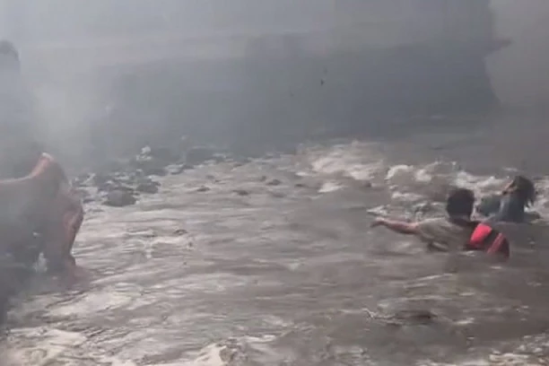 STRAVIČAN SNIMAK SA HAVAJA, KAO DA JE DOŠAO SMAK SVETA: Roditelji sa malom decom se od vatre i smrti spašavaju u moru, stoje u CRNOJ VODI (VIDEO)