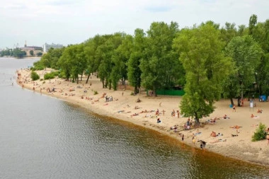 DUŽ OBALE POSTAVLJENA PROTIVMINSKA MREŽA? Plaže u Ukrajini otvorene prvi put od početka rata, samo u JEDNOM slučaju zabranjeno kupanje!
