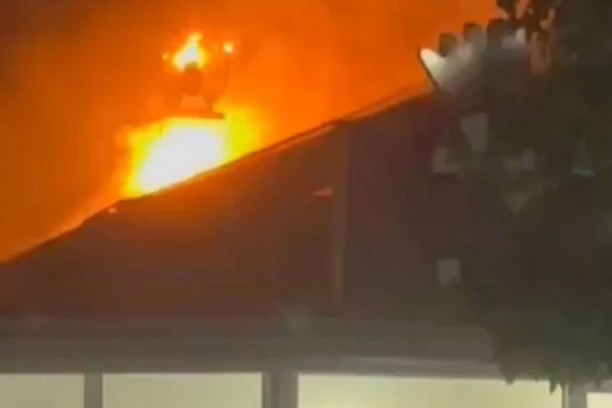 BUKNUO POŽAR U CENTRU NIŠA: Vatra guta kafić!