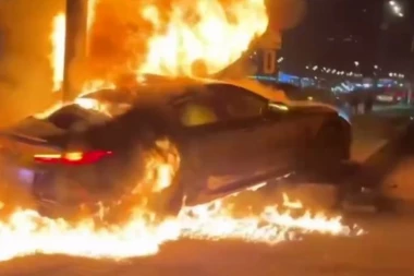 U PUNOJ BRZINI SE ZAKUCALI U STUB I IZGORELI: Sin poznatog biznismena i suvozač umrli UŽASNOM SMRĆU u zapaljenom BMW-u! (UZNEMIRUJUĆI VIDEO)