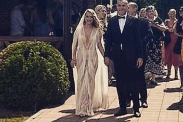 OŽENIO SE NAJSKANDALOZNIJI RIJALITI UČESNIK I POLITIČAR! Požgaj stao na ludi kamen, mlada dekoltirana do pupka! (FOTO)