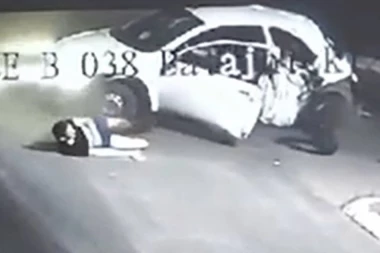 ŠOK SNIMAK NESREĆE NA BATAJNIČKOM DRUMU! Muškarac prilikom udesa ISPAO iz automobila, pa ustao i odšetao (VIDEO)