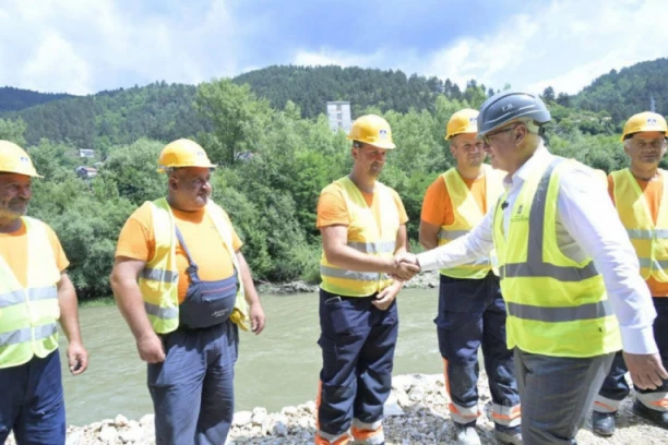 Obnova puta ka bolnici, jedan od najvažnijih projekata u Priboju! Vesić obišao radove na izgradnji i rekonstrukciji Pribojske čete!