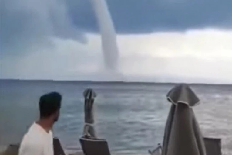 TORNADO PROTUTNJAO GRČKOM! Ljudi ostali ZAROBLJENI u vozilima, nevreme počupalo stabla i krovove sa kuća
