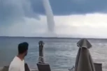 IZNENADNA OLUJA U GRČKOM LETOVALIŠTU: Usled jakog vetra povređene najmanje četiri osobe, ispred plaže se stvorila MORSKA PIJAVICA (VIDEO)