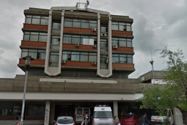 JEZA U ZEMUNU! Nepoznata osoba VISI sa klima uređaja na petom spratu, ekipe vatrogasaca na terenu