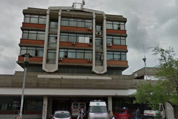 JEZA U ZEMUNU! Nepoznata osoba VISI sa klima uređaja na petom spratu, ekipe vatrogasaca na terenu