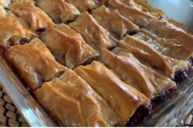 BAKLAVA SA VIŠNJAMA I GRIZOM: Osvojiće vas već pri prvom zalogaju, TOPI se koliko je puna fila!