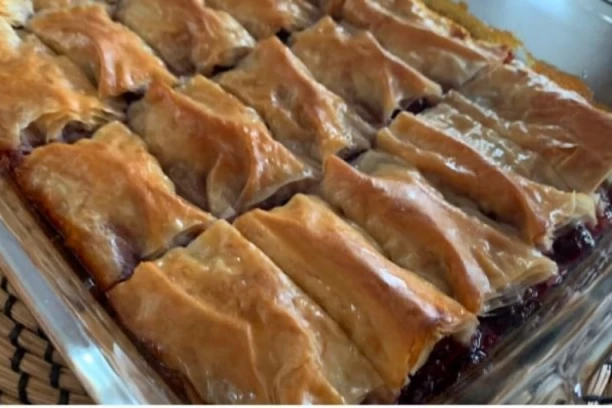 BAKLAVA SA VIŠNJAMA I GRIZOM: Osvojiće vas već pri prvom zalogaju, TOPI se koliko je puna fila!