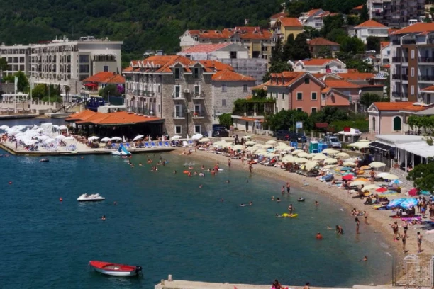 MALOLETNIK IZ SRBIJE UHAPŠEN U BUDVI! Vozio gliser koji vuče gumu, devojka povredila glavu i vrat!