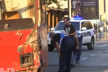 PUNE RUKE POSLA ZA HITNU POMOĆ POSLE TEŠKOG UDESA NA TROŠARINI: Tramvaj se svom silinom zakucao u autobus - evo u kakvom su stanju pacijenti