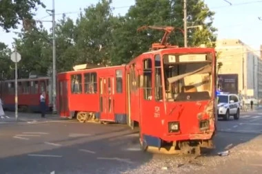 DRAMA NA NOVOM BEOGRADU: Čovek podleteo pod tramvaj!