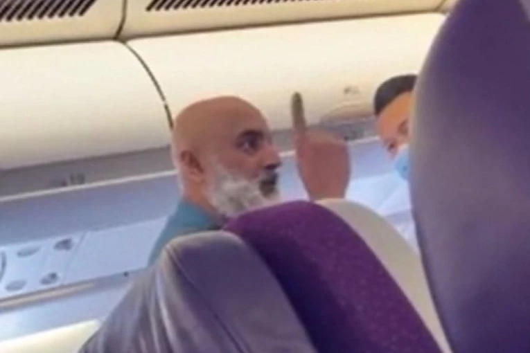 URLAO NA PUTNIKE, TERAO IH DA KAŽU DA SU ROBOVI ALAHA: Putnik izazvao PANIKU u avionu, letelica PRINUDNO SLETELA, na aerodromu izbio HAOS (VIDEO)