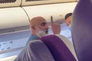 URLAO NA PUTNIKE, TERAO IH DA KAŽU DA SU ROBOVI ALAHA: Putnik izazvao PANIKU u avionu, letelica PRINUDNO SLETELA, na aerodromu izbio HAOS (VIDEO)