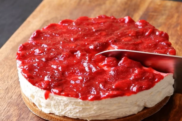 OVO JE ORIGINALNI RECEPT ZA ČIZKEJK: Mnogima omiljeni kolač od TRI sloja se TOPI u ustima ako ga na ovaj način spremite!