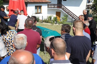 GRADAČAC NATOPLJEN SUZAMA! Stotine građana pristižu sa svih strana da odaju počast žrtvi Nermina Sulejmanovića