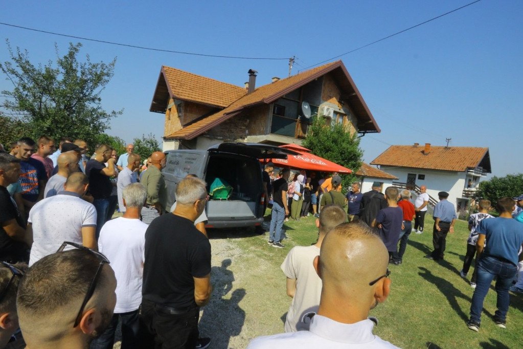 Suze ispred kuće Nizame Hećimović 