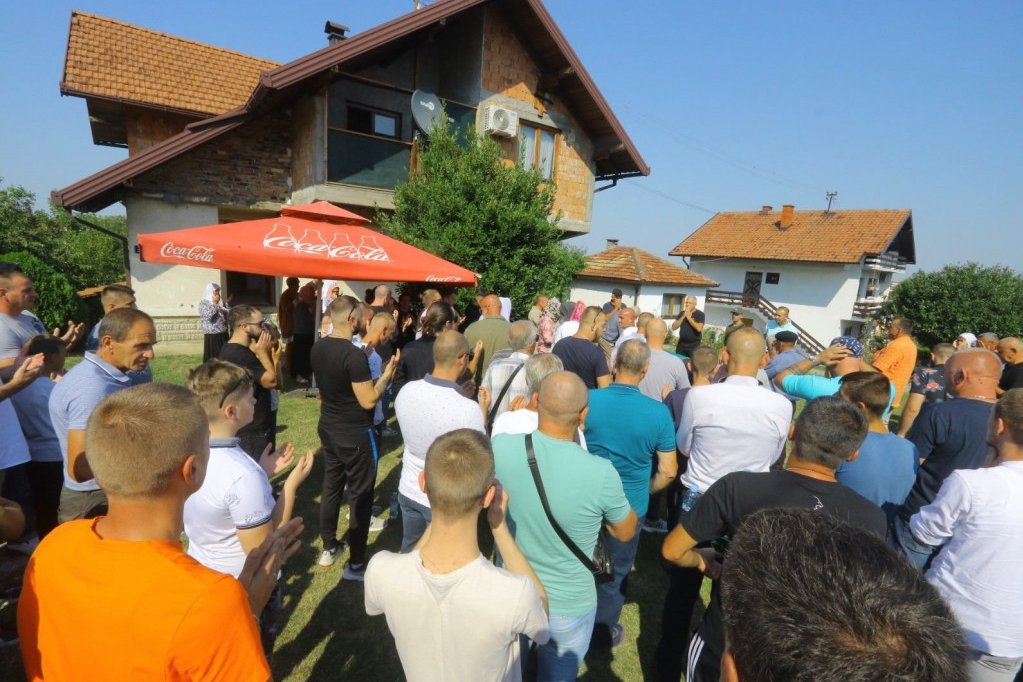 Prijatelji i rodbina na sahrani ubijene Nizame