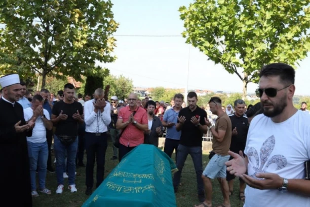 GRADAČAC U SUZAMA: Ispred Nizamine kuće nepregledna kolona prijatelja - danas na večni počinak ispraćaju ubijenu ženu!