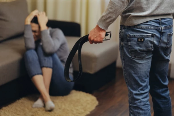 BIO JE POSESIVAN I LJUBOMORAN! Bojan je ubio oca da bi zaštitio majku: VEŠTAČENJEM TELEFONA OTKRIVENI NOVI DETALJI!