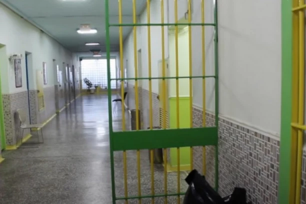UHAPŠEN ZBOG PRIMANJA MITA OD ZATVORENIKA: Službenik Uprave za izvršenje krivičnih sankcija iz Leskovca priveden