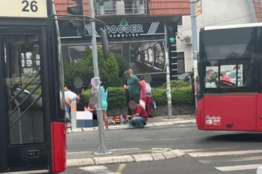 "MAJKA JE SVA OD KRVI TRAŽILA DETE KOJE JE NEPREKIDNO PLAKALO" Očevici ostali u šoku, vozaču HITNO urađen alkotest - EVO KAKVI SU REZULTATI!