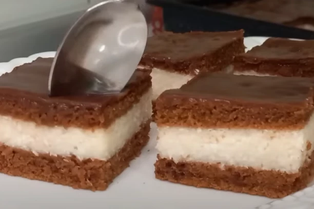 KOKOS KOLAČ U DVE BOJE SA FILOM KOJI SE TOPI U USTIMA: Mekan kao oblak i mnogima omiljen sa razlogom