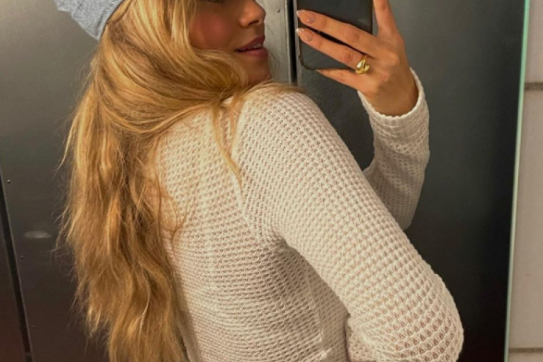 Laila pokazuje tetovažu