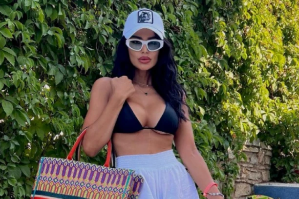 PEVAČICA POKAZALA TELO NAKON OPERACIJE: Navukla CRNE TANGE, a samo JEDAN DETALJ na njoj košta 2.000 evra!