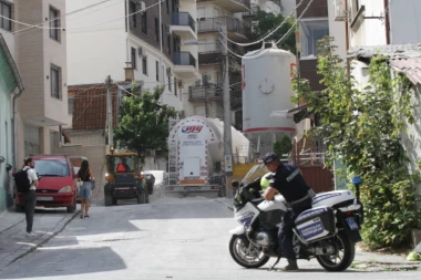 NE VIDI SE PRST PRED OKOM POSLE EKSPLOZIJE! Prve fotografije sa lica mesta na Zvezdari - zabelela se cela ulica zbog cementa (FOTO/VIDEO)