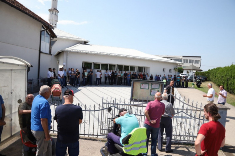 Uplakani građani prisustvuju sahrani