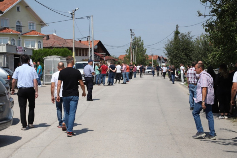 Kolona ljudi korača ka mestu sahrane 