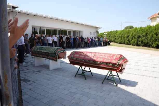 NE MOGU DA OPROSTIM SEBI ŠTO SAM UPOZNALA NERMINA, IMALA SAM SAMO 16 GODINA: Devojka kojoj je monstrum ubio oca i brata zajecala nad njihovim sanducima