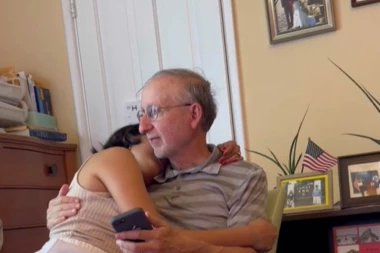 DEDA ZAVEO 42 GODINE MLAĐU DEVOJKU: Nju kad vide padaju vilice, a ona VOLI njega - još i objavljuju trenutke strasti (FOTO/VIDEO)