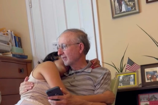 DEDA ZAVEO 42 GODINE MLAĐU DEVOJKU: Nju kad vide padaju vilice, a ona VOLI njega - još i objavljuju trenutke strasti (FOTO/VIDEO)